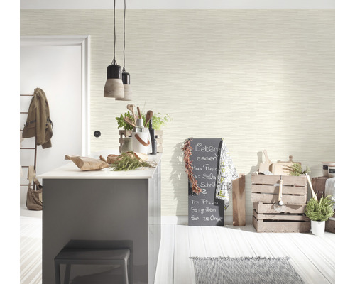 Ljust kök med mönstrad tapet, köksö och griffeltavla