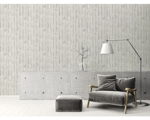 Vardagsrum med betongtapet, fåtölj och golvlampa för en modern inredning