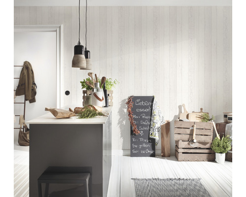 Köksscen med griffeltavla, trälådor och pendellampor