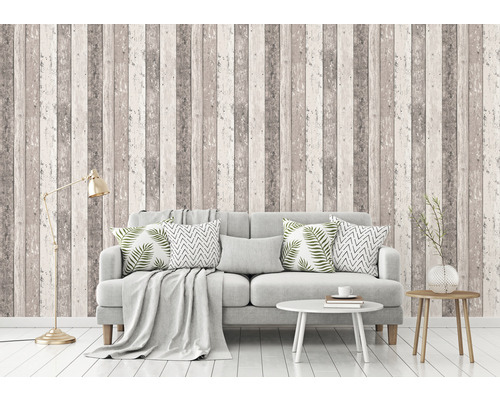 Vardagsrum med tapet i träutseende, soffa och bord