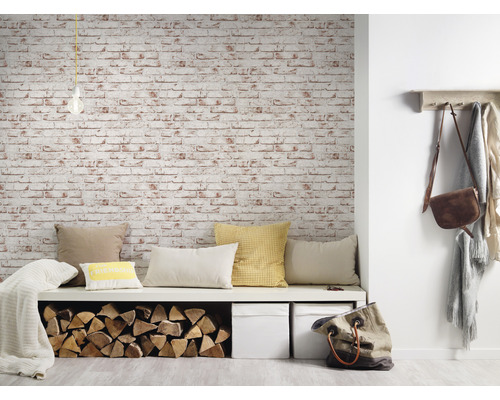 Vardagsrum med bänk, kuddar, vedstapel, förvaringslådor och tegelväggstapet