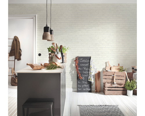 Ljust kök med köksö, dekoration och griffeltavla