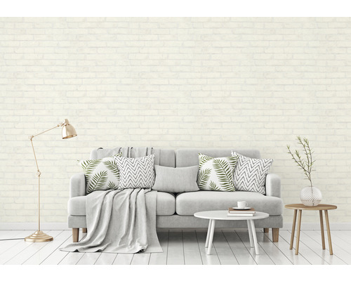 Vardagsrum med tegel tapet, soffa och dekoration