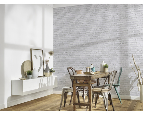 Matsal med matbord, stolar och vägg i stenimitation