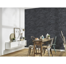 Matsal med matbord och vägg i tegelstenslook