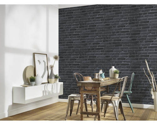 Matsal med matbord och vägg i tegelstenslook