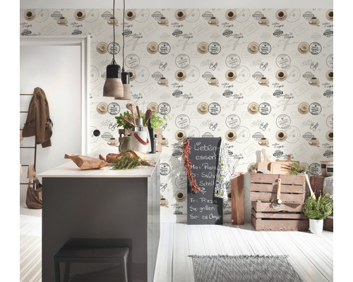 Ljust kök med kafétapet och mörk köksö