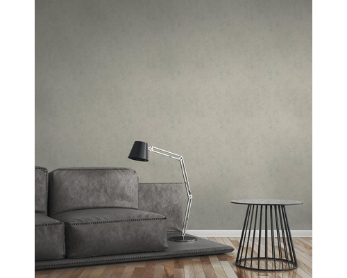 Vardagsrum med soffa, golvlampa och sidobord