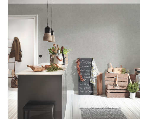 Ljust kök med köksö, griffeltavla och träelement för en vänlig atmosfär.