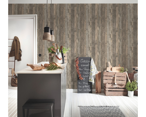 Ljust kök med väggtapet i träutseende och köksredskap