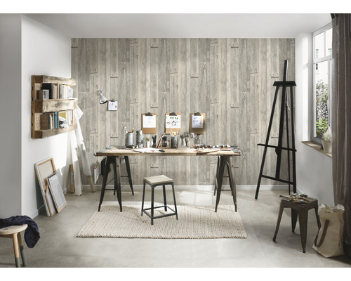 Arbetsrum med tapet med träpanel, staffli och arbetsbord