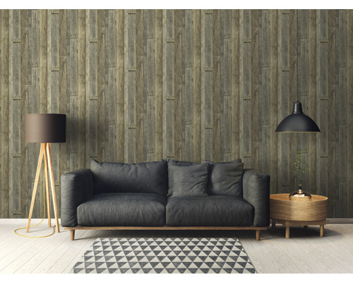 Vardagsrum med soffa, lampa och tapet med träutseende