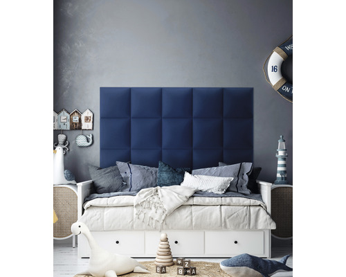 Barnrum med blå väggpanel, vit säng och nautisk dekoration