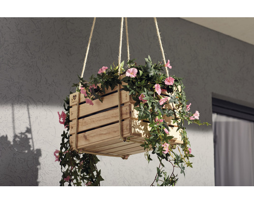 Hängande blomlåda av trä med repupphängning och rosa blommor
