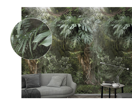 Fototapet med djungelmotiv i ett vardagsrum med soffa.