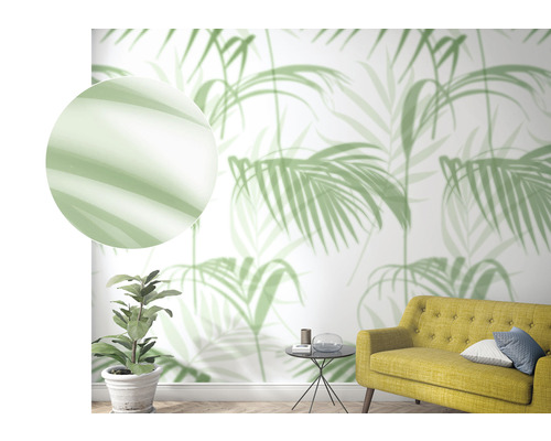 Vardagsrum med tapet med palmblad, gul soffa och krukväxt