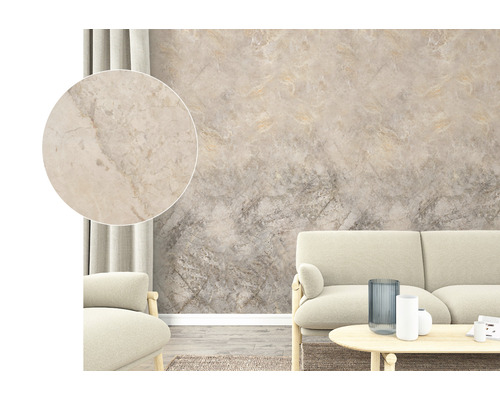 Vardagsrum med tapet i marmorlook, soffa och gardin