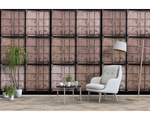 Vardagsrum med fototapet i containerdesign, fåtölj, golvlampa och krukväxter