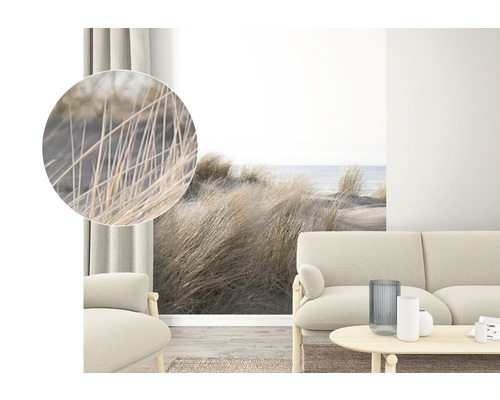 Vardagsrum med sanddynstapeter, soffa och bord