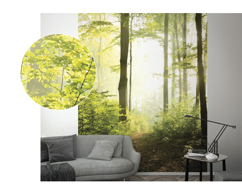 Väggbild med skogsmotiv, visad i ett vardagsrum ovanför en soffa