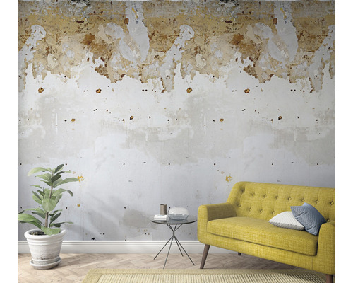 Vardagsrum med gul soffa, krukväxt och renoverad vägg