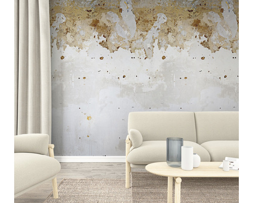 Vardagsrum med soffa, fåtölj, bord och skadad vägg