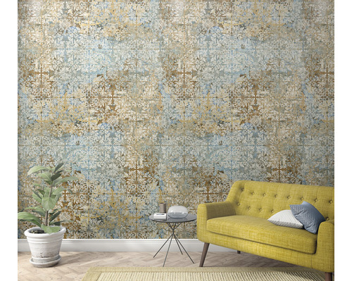 Vardagsrum med mönstrad tapet, soffa och krukväxt