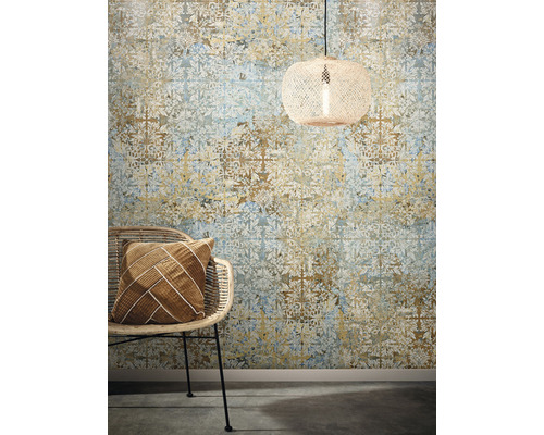 Dekorativt rum med mönstrad tapet, lampa och stol