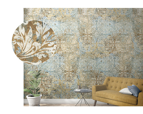 Vardagsrum med mönstrad tapet, soffa och krukväxt