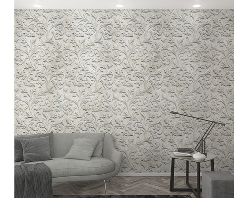 Vardagsrum med soffa, bordslampa och tapet med blommönster