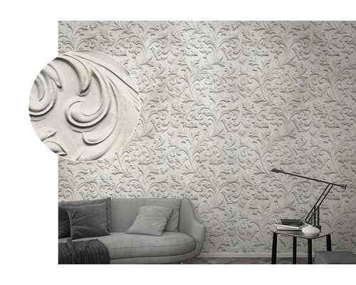 Vardagsrum med mönstrad tapet och möbler