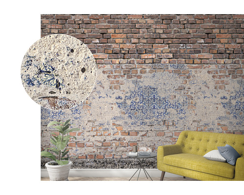 Väggbild med tegelmönster, blå ornament och gipseeffekt