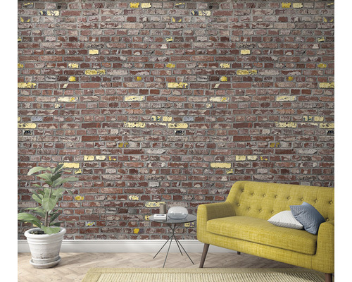 Rum med tegelstapeter, soffa, växt och sidobord