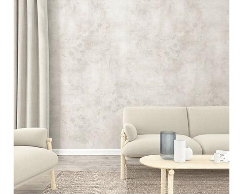 Vardagsrum med beige soffa, bord och dekorativ vägg