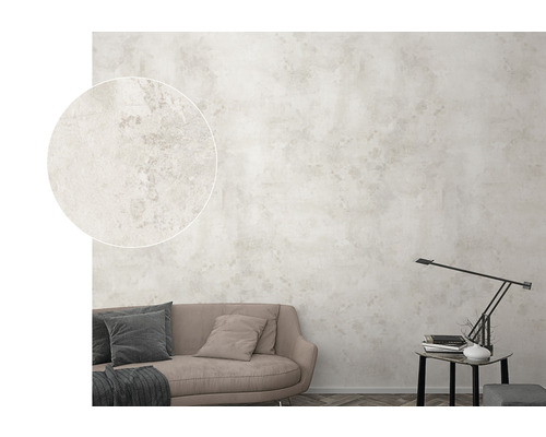 Vardagsrum med dekorativ väggdekoration och tygsoffa