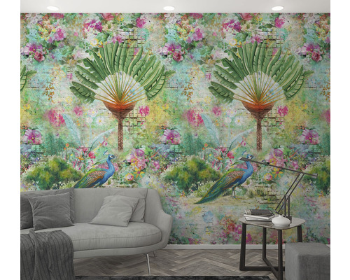 Vardagsrum med tapet med blom- och tropiska växtmotiv samt påfåglar