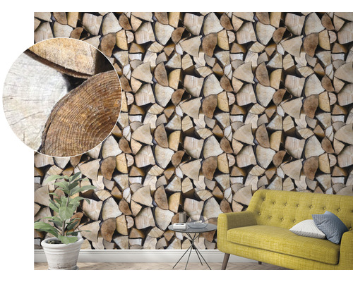 Rum med tapet i vedstapeloptik och gul soffa