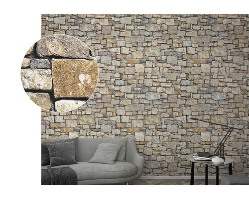 Vardagsrum med tapet i stenlook på väggen