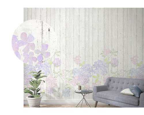 Vardagsrum med fototapet med blommönster på trävägg