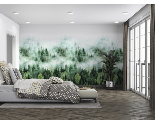 Ljust sovrum med skogstapet, säng och fönster