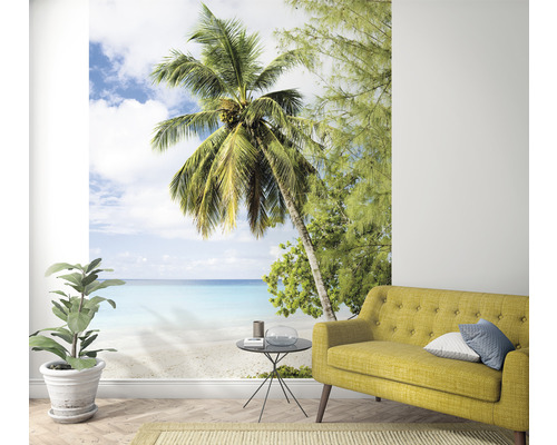 Fototapet med strandmotiv, inklusive palm och soffa i vardagsrummet