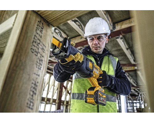 Hantverkare som arbetar med en tigersåg från DeWalt på en byggarbetsplats.