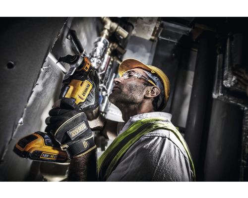 Hantverkare använder ett DeWalt rörskärarverktyg på en installation.