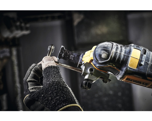 Multifunktionsverktyg vid montering av ett sågblad på en metallkrok.