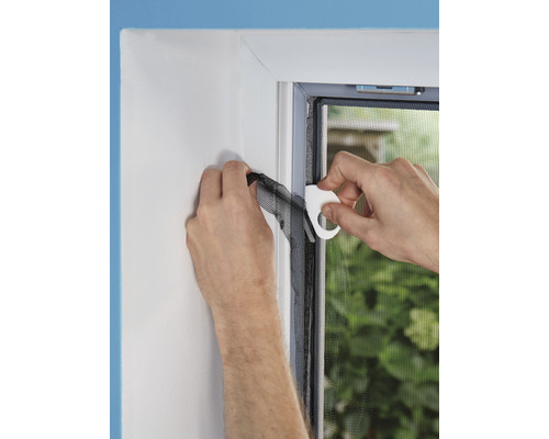 Montering av ett myggnät på en fönsterkarm med ett verktyg
