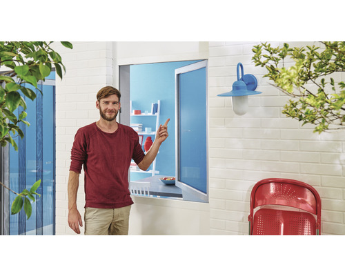 Man pekar på fönster med insektsnät i ljus utomhusmiljö