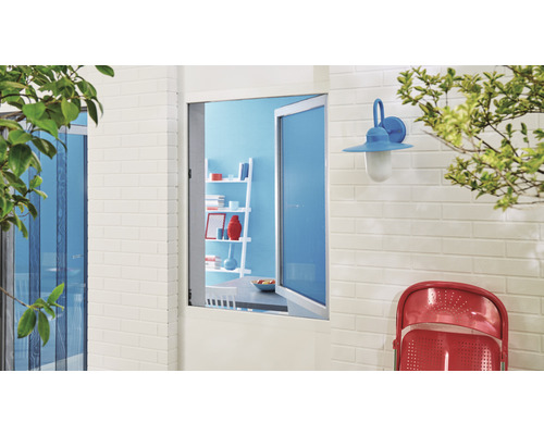 Utsida av ett hus med fönster, vägglampa och stol