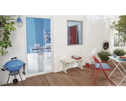 Terrass med grill, trädgårdsmöbler och utsikt genom en altandörr till en matsal