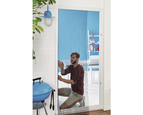 Man installerar insektsnät på en dörr. En grill och trädgårdsmöbler syns i bakgrunden.