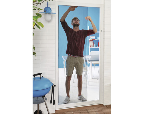 Man monterar insektsnät på en altandörr. En grill och trädgårdsmöbler syns i bakgrunden.